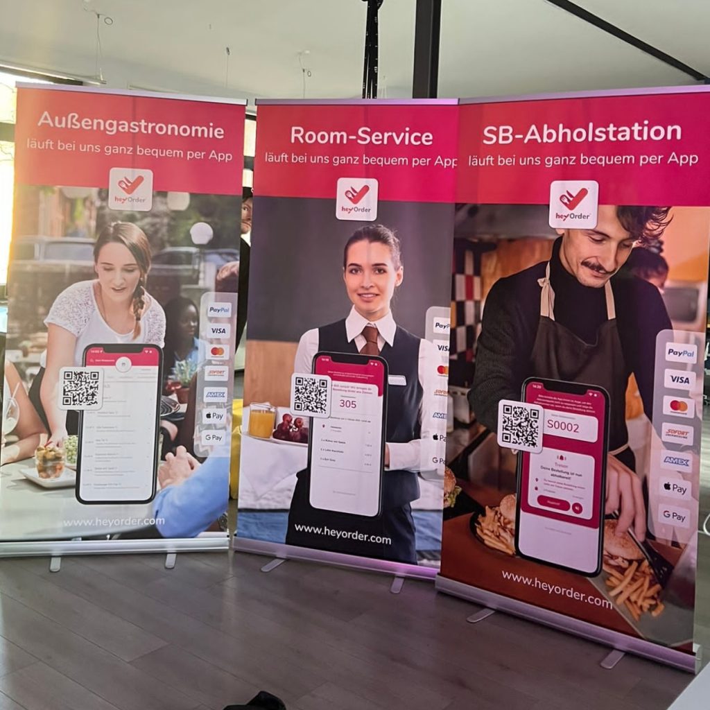 Ein Foto von 3 aufgestellten Roll Ups mit drei verschiedenen Designs für die Firma heyOrder Germany GmbH