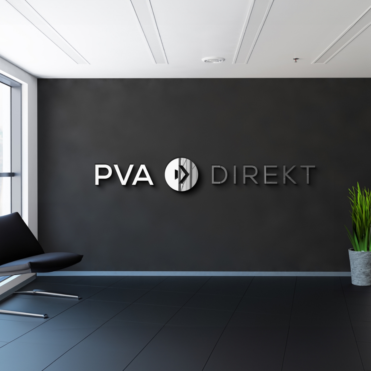 Eine dunkelgraue Bürowand mit dem Logo der Firma PVA-Direkt im metallic Look. Links steht ein Sessel und rechts im Bild eine Pflanze.